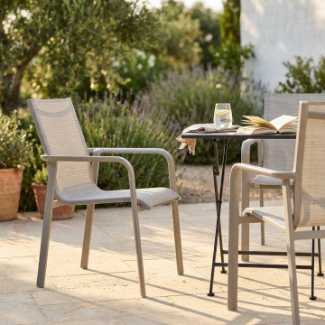 Poltrona impilabile struttura alluminio verniciato grigio sabbia 65x57x90 cm
