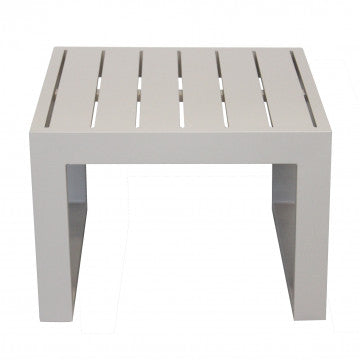 Vista frontale del Tavolino Cuba 45 x 45 in alluminio verniciato beige chiaro, ideale per spazi esterni eleganti e funzionali.