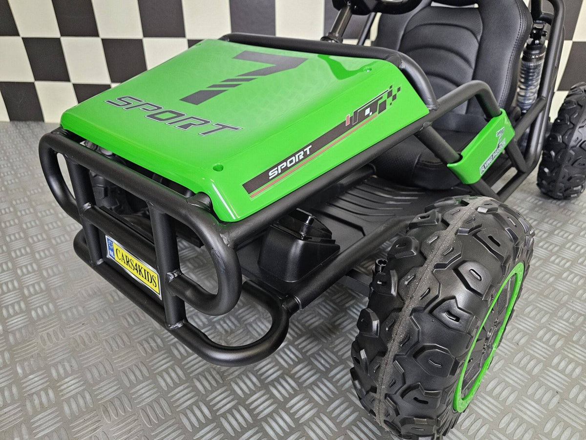 Dettaglio del cofano motore verde con grafica sportiva, struttura in metallo nero e pneumatici grandi, design dinamico per veicolo giocattolo.