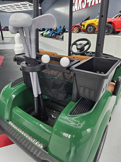 Dettaglio del volante e delle mazze da golf in plastica grigia nel carrello elettrico per bambini, con spazio porta oggetti e dettagli di design