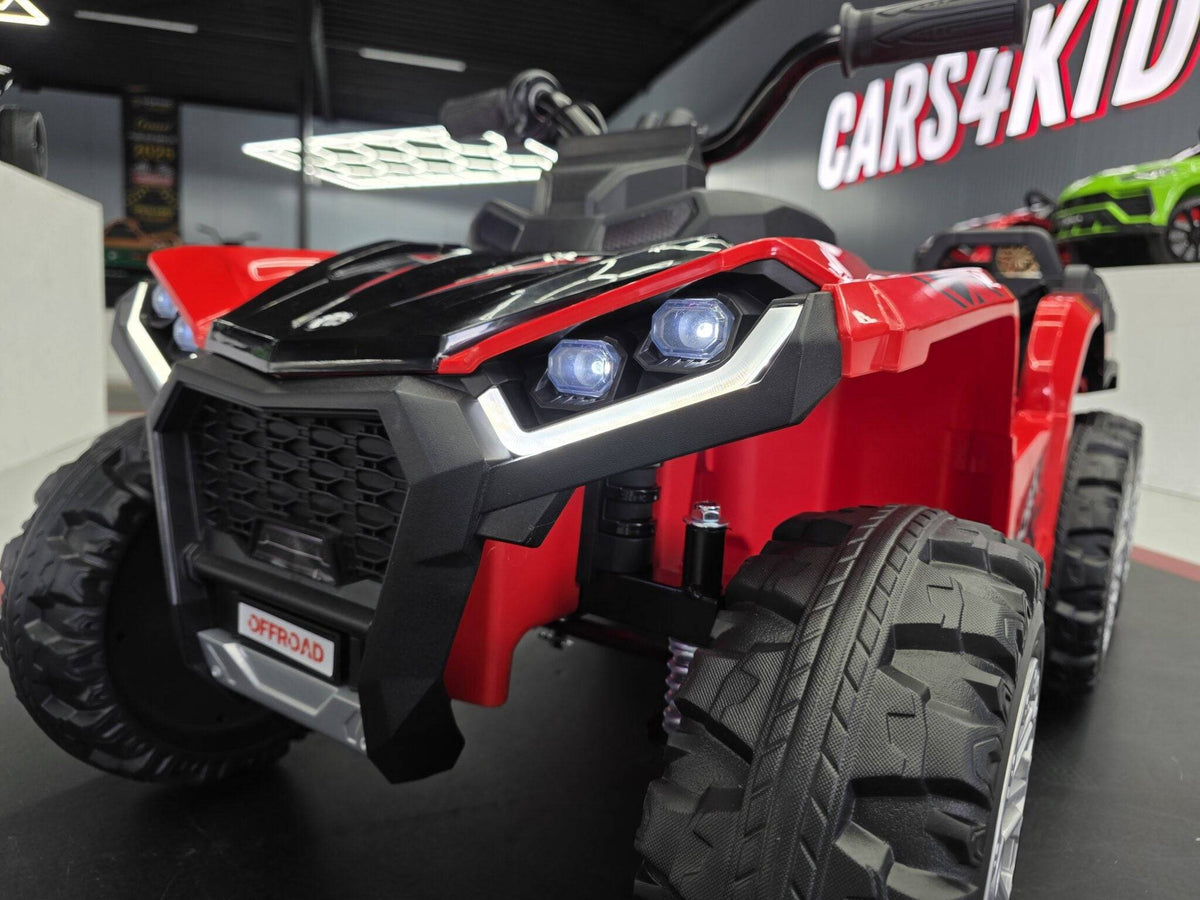 Quad elettrico per bambini rosso con dettagli neri, fari LED anteriori, pneumatici grandi e robusti, ideale per divertimento all'aperto
