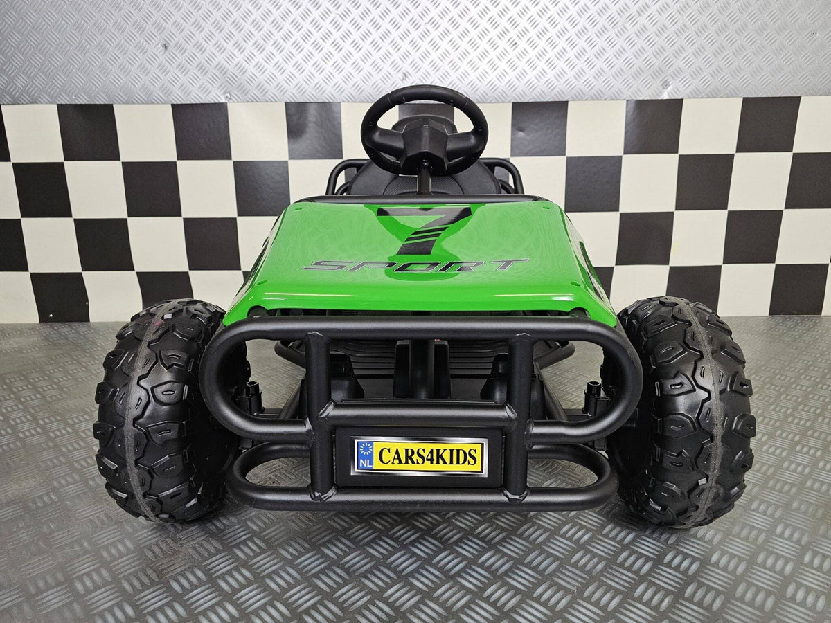 Immagine di un veicolo elettrico per bambini con carrozzeria verde, sedile in similpelle nero e grandi pneumatici, vista laterale.