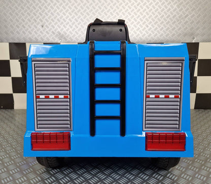 Auto dei poliziotti per bambini in plastica blu con luci lampeggianti rosse e blu, volante e sedile nero con cinture di sicurezza, dimensioni compatte.