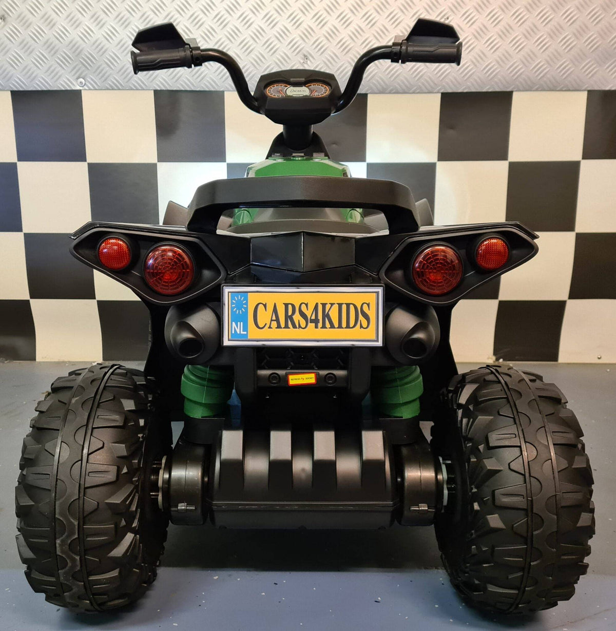 Quad elettrico per bambini con manubrio nero, display digitale e luci blu, design sportivo verde e nero, adatto a giochi all'aperto.