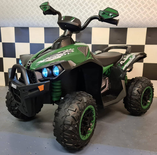 Vista frontale del quad elettrico per bambini con fari blu accesi, manubrio nero, sedile grigio e dettagli grafici sportivi verdi e neri.
