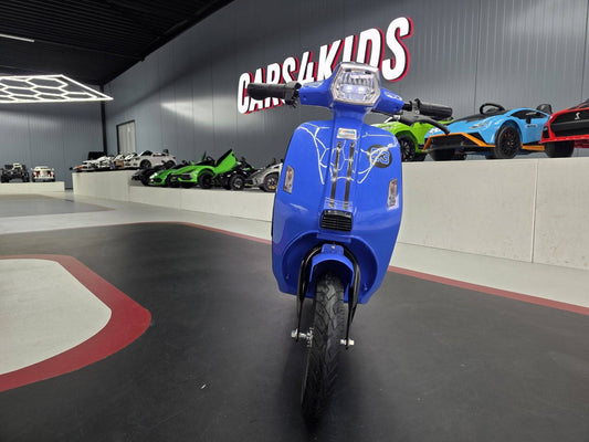 Vista frontale di una moto elettrica per bambini blu con dettagli sportivi, luci LED e pneumatici resistenti, perfetta per i più piccoli