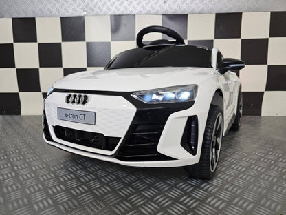 Auto elettrica per bambini Audi E-Tron bianca con dettagli neri, fari LED, volante e sedile di plastica, dimensioni compatte, per divertimento sicuro