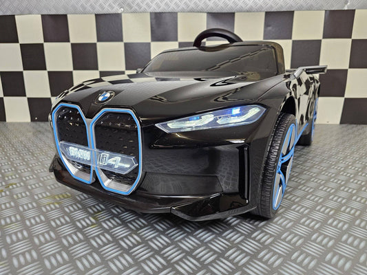 Auto elettrica per bambini BMW i4 nera con design realistico, dettagli blu e luci LED, sedile in ecopelle, dimensioni compatte, SKU: c4k1009 zwart