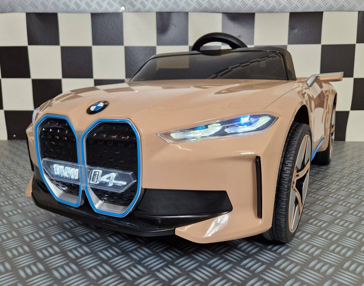 Auto elettrica per bambini BMW i4 colore champagne con dettagli realistici, volante, sedile e luci LED, perfetta per i più piccoli