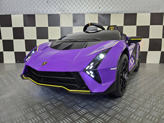 Auto elettrica per bambini Lamborghini autentica 12 V viola con dettagli in nero e giallo, design sportivo, sedile e volante realistici.