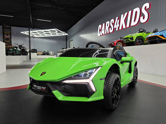 Auto elettrica per bambini Lamborghini Revuelto 24 V verde con dettagli in nero, sedili sportivi e design realistico, ideale per giochi all'aperto.