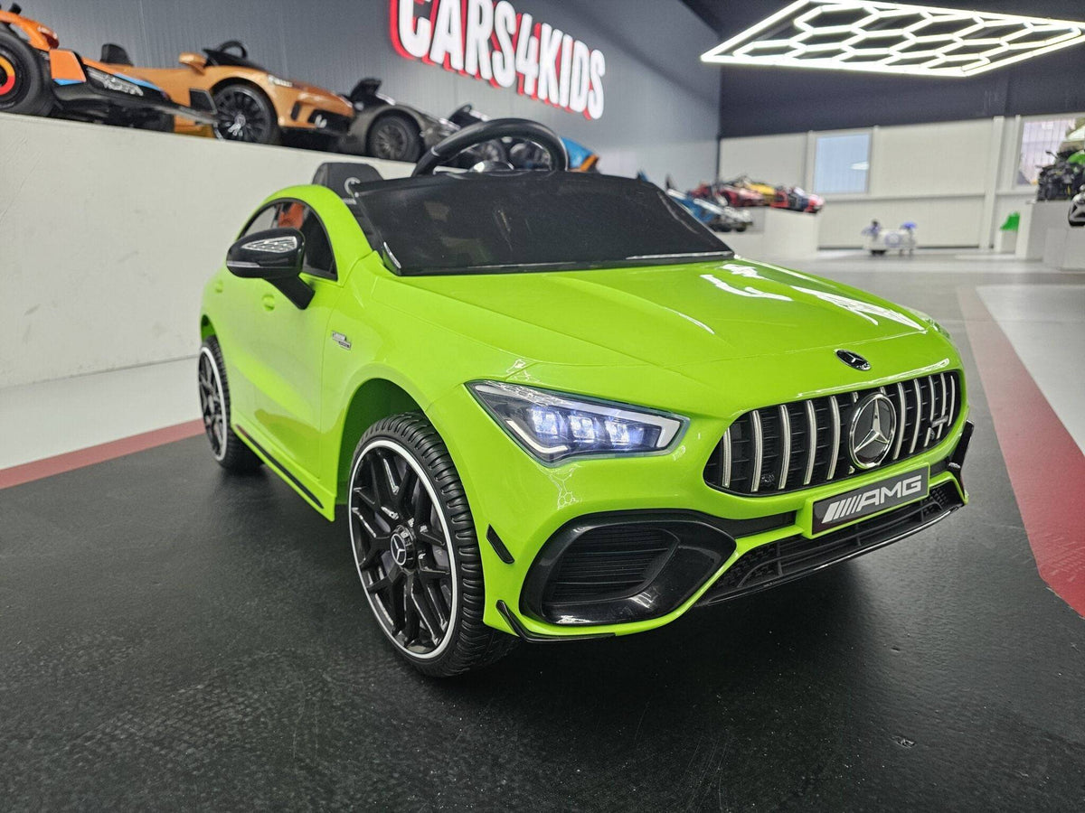 Auto elettrica per bambini Mercedes CLA 45 verde con portiere apribili, dettagli realistici, perfetta per divertimento e sicurezza