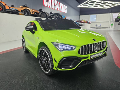 Auto elettrica per bambini Mercedes CLA 45 verde con portiere apribili, dettagli realistici, perfetta per divertimento e sicurezza