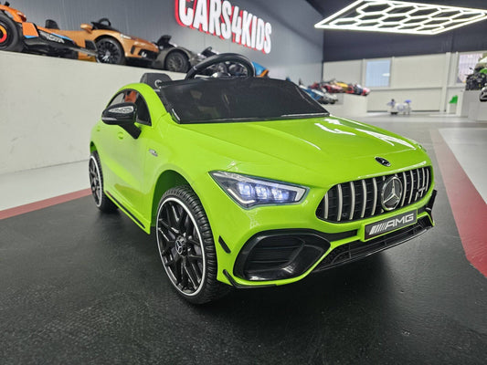 Auto elettrica per bambini Mercedes CLA 45 verde con portiere apribili, dettagli realistici, perfetta per divertimento e sicurezza