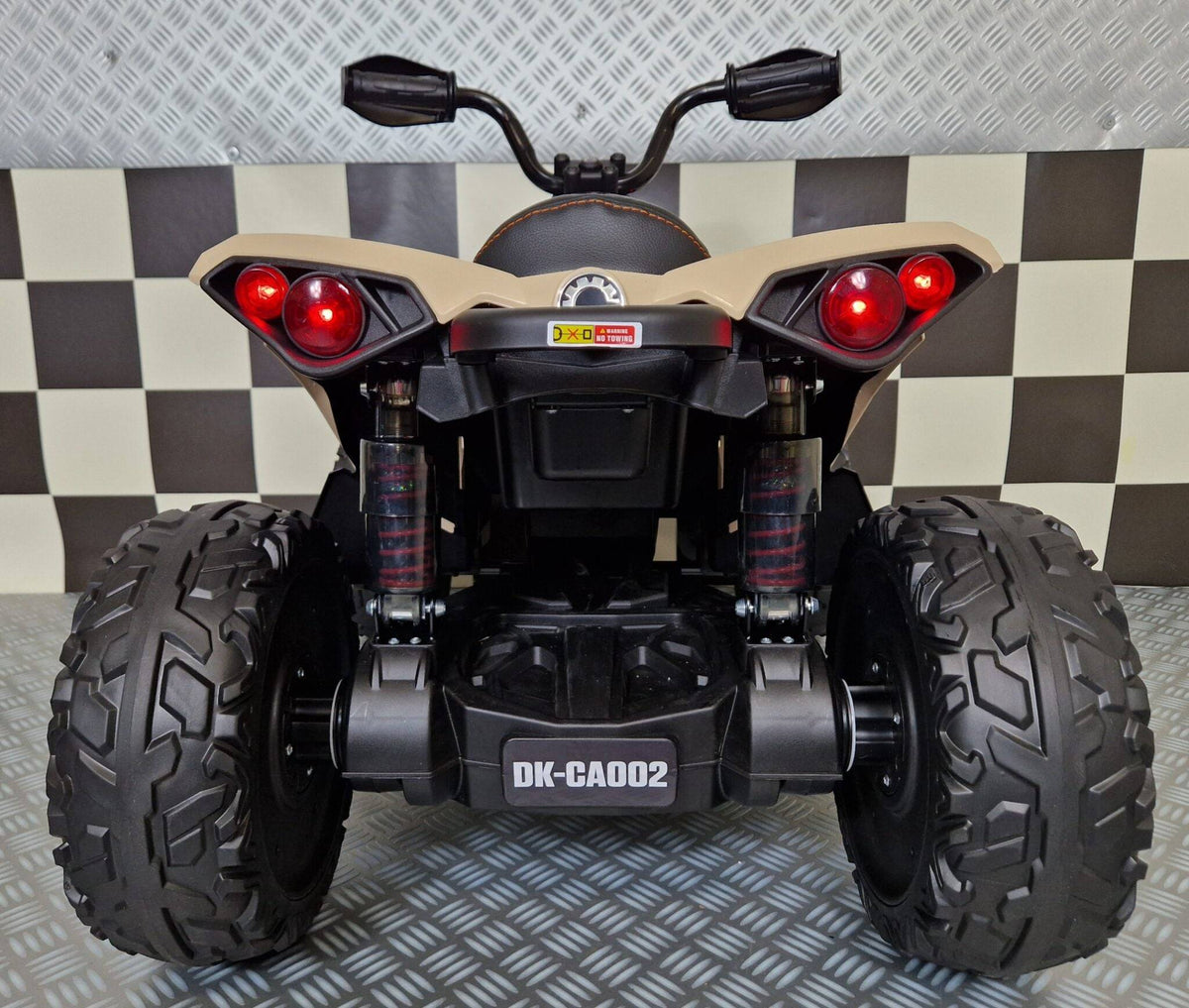 Quad elettrico per bambini colore cachi con grandi pneumatici, luci posteriori rosse e design robusto, ideale per avventure all'aperto.