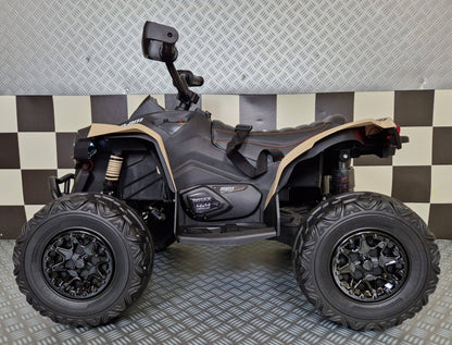 Vista posteriore del quad elettrico bambini con luci rosse, dettagli di fari e paraurti, colore cachi, ideale per divertimento outdoor - SKU: c4kCA002