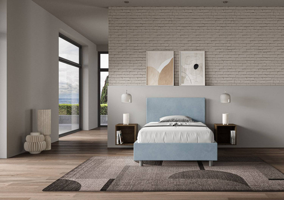 Letto singolo contenitore imbottito 100x210 microfibra Adele azzurro in ambiente ampio e luminoso, ideale per arredamento contemporaneo.