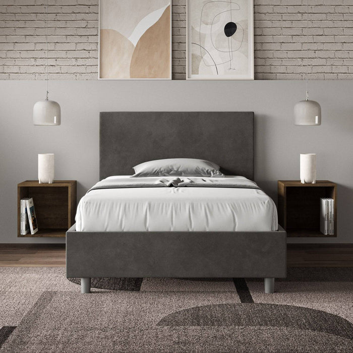 Letto singolo contenitore imbottito 100x190 microfibra Adele grigio scuro in ambiente moderno, perfetto per arredare con stile e funzionalità.