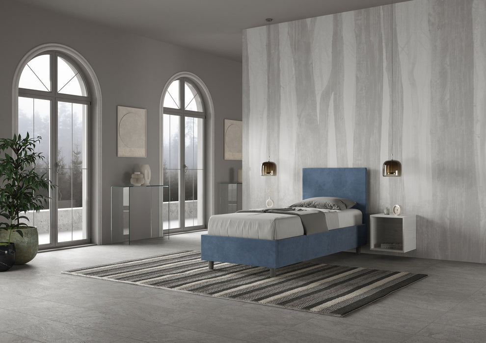 Letto singolo Adele 80x210 blu navy in microfibra, vista laterale in camera luminosa. Perfetto per arredamento contemporaneo.