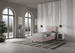 Letto singolo Adele 80x190 rosa cipria senza contenitore, ambientato in una stanza luminosa con arredamento minimal e tappeto a righe.