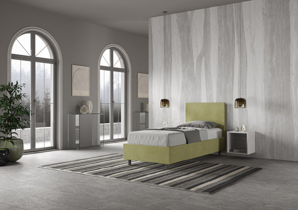 Letto singolo Adele 80x210 verde salvia in microfibra, vista laterale in camera moderna. Ideale per arredare con stile e comfort.
