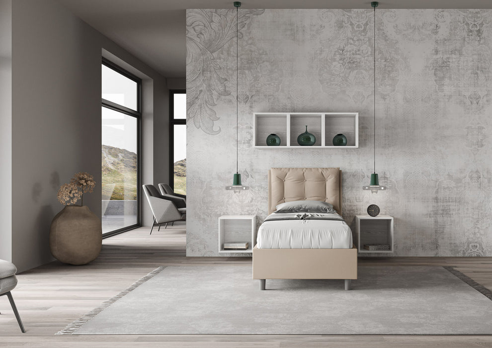 Letto singolo Annalisa beige in similpelle, inserito in una camera luminosa con decorazioni moderne e ampie finestre panoramiche.