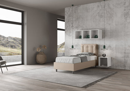 Letto singolo Annalisa beige in similpelle con testata imbottita, collocato in una stanza luminosa con vista panoramica.