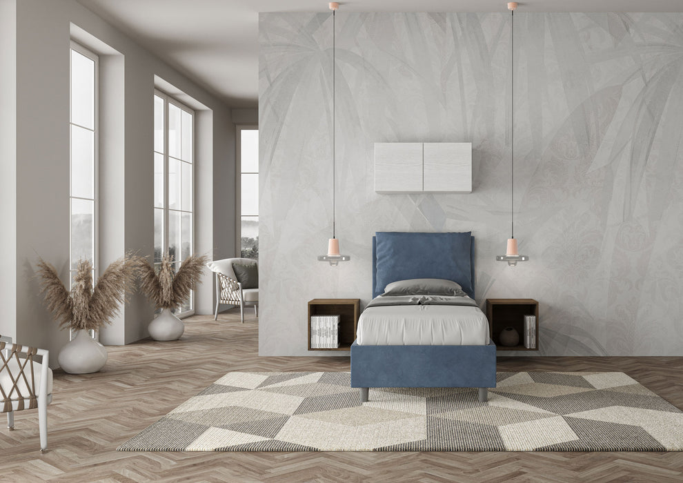 Camera moderna con letto singolo Antea blu scuro 80x200 in microfibra, arredamento elegante con ampie finestre e dettagli naturali.
