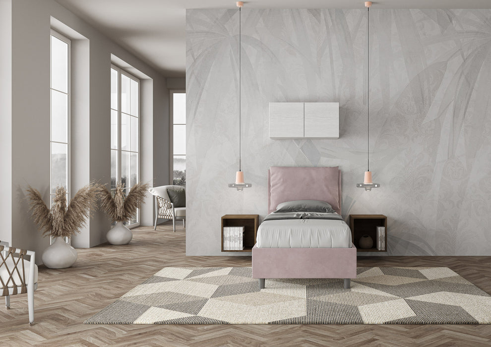 Camera moderna con letto singolo Antea rosa cipria in microfibra, pavimento in parquet e ampie finestre panoramiche.