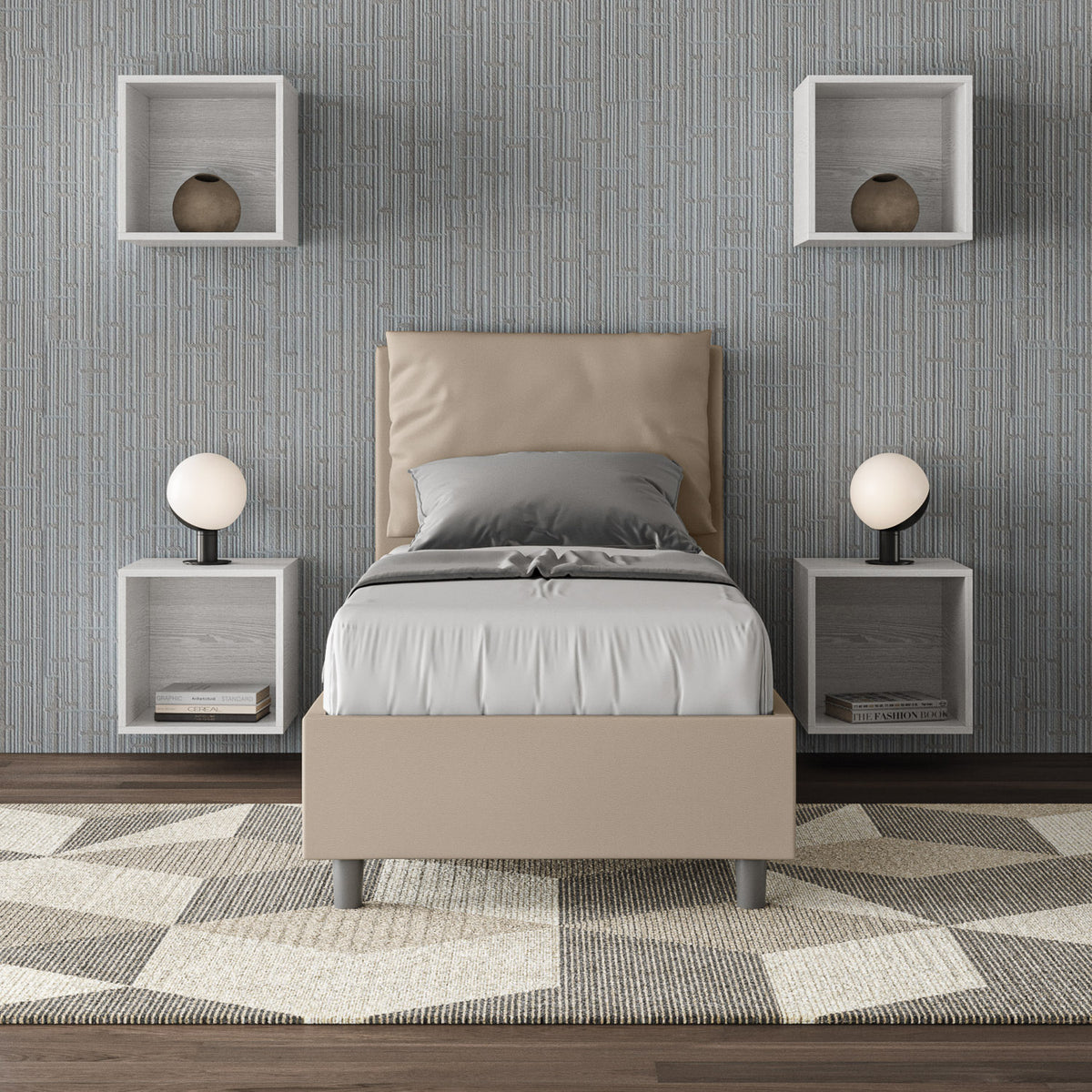 Letto singolo Antea beige in similpelle con rete, ambientato in una camera moderna con parete decorativa e luci da comodino.
