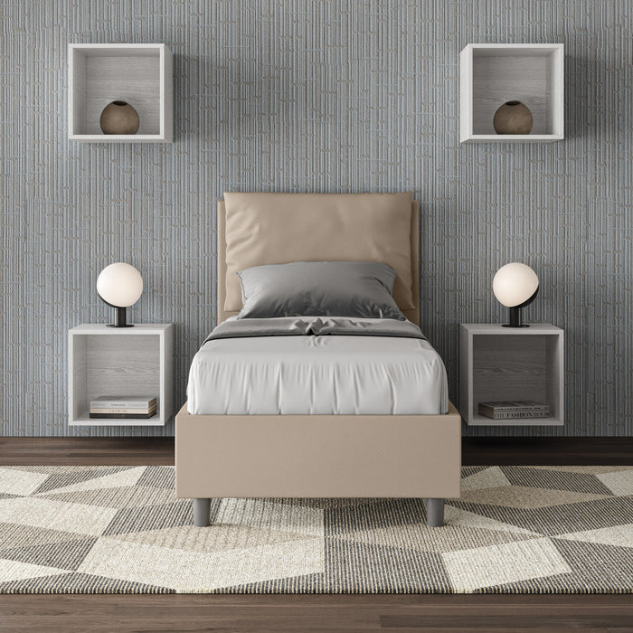 Letto singolo Antea beige in similpelle con testata imbottita, ideale per arredare camere moderne con gusto e praticità.