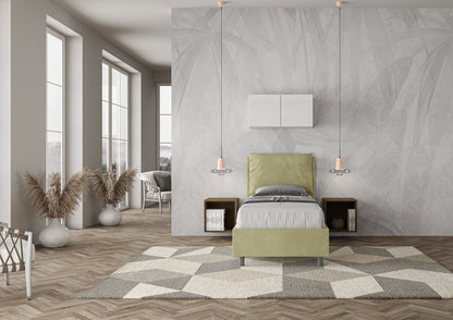 Letto singolo Antea verde salvia 80x190 in microfibra, perfetto per ambienti moderni con luce naturale e pavimento in legno.