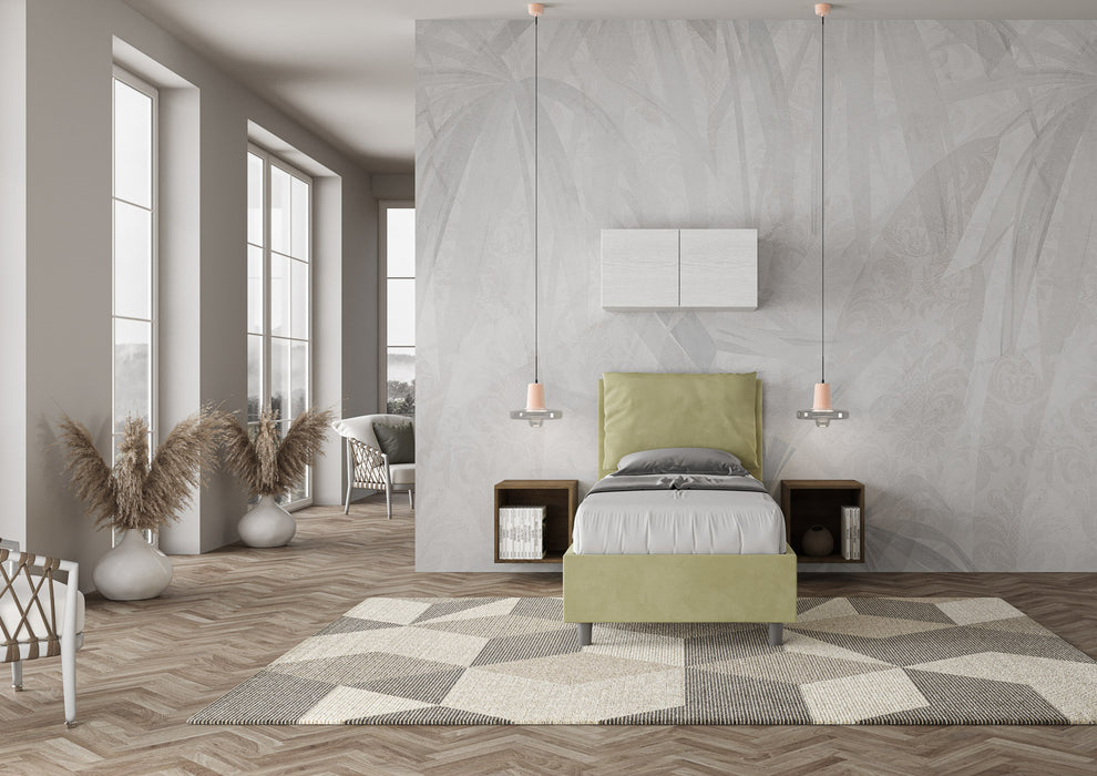 Camera moderna con letto singolo Antea verde pastello in microfibra, pavimento in parquet e ampie finestre panoramiche.