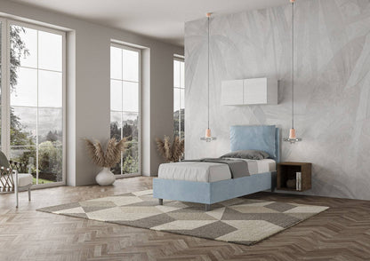 Letto singolo contenitore imbottito 90x210 microfibra Antea azzurro, in una stanza luminosa e moderna.