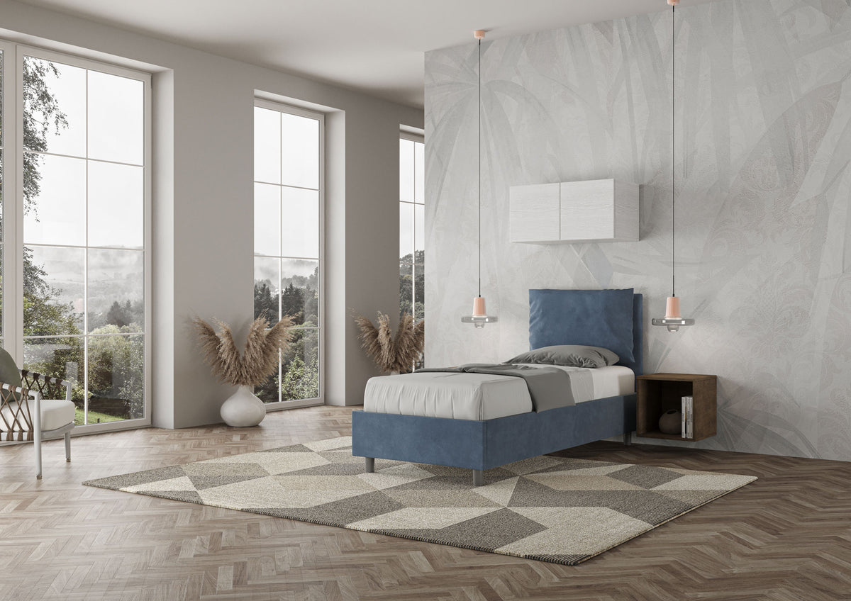 Letto Antea blu navy 80x190 con struttura imbottita, ambientato in camera luminosa con vista e design contemporaneo.