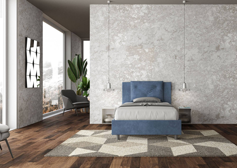 Letto singolo contenitore imbottito 100x200 microfibra Appia blu navy, in un ambiente moderno con parquet e pareti neutre.