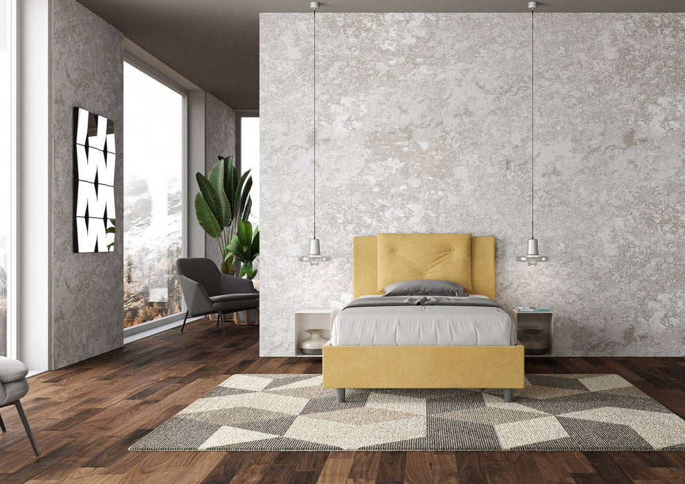 Letto singolo contenitore imbottito 100x200 microfibra Appia giallo senape, in una stanza moderna con parquet e pareti chiare.