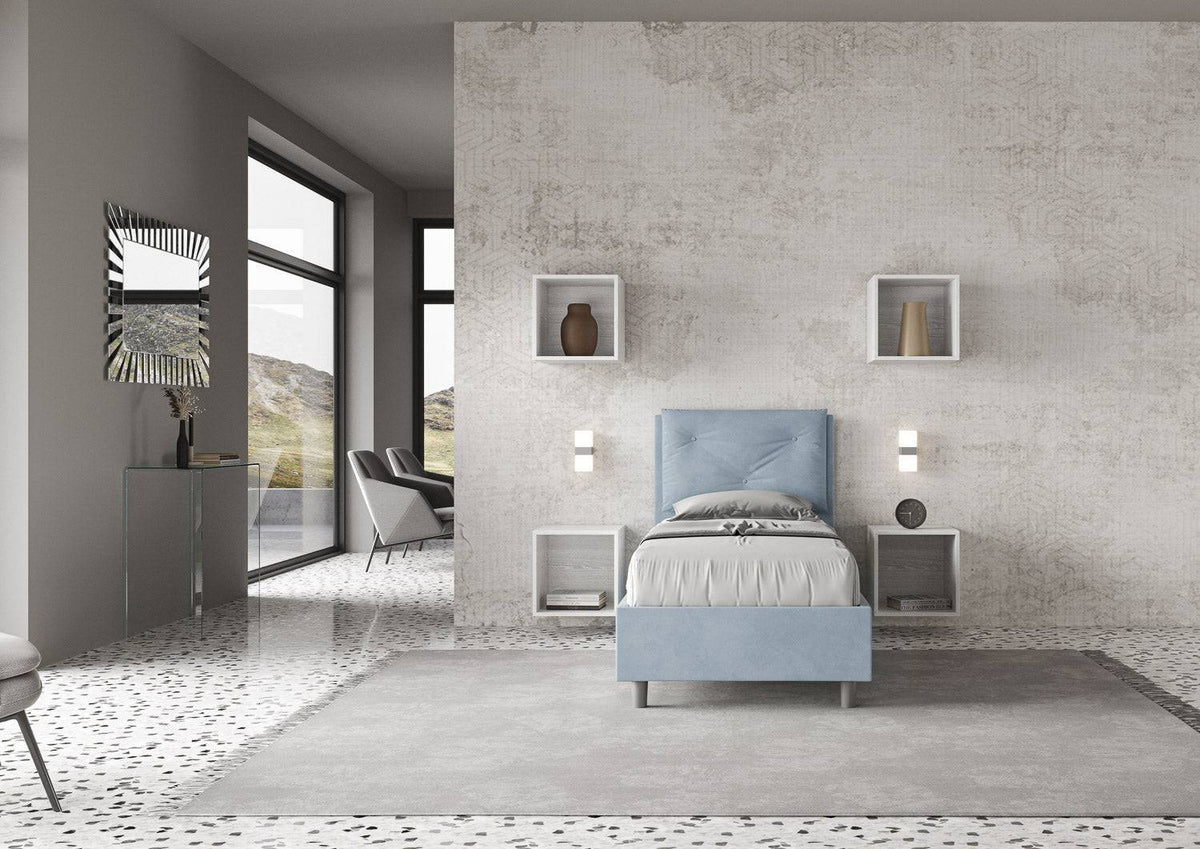 Letto singolo imbottito Appia 90x200 in microfibra azzurro, inserito in camera moderna con pareti chiare e arredi minimal ITYHOME.