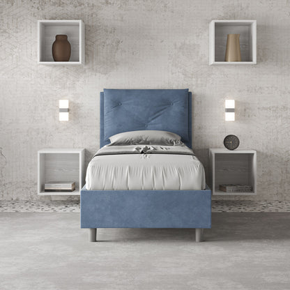 Letto singolo Appia blu navy in microfibra con testata imbottita, ambientato in una camera moderna con pareti neutre e arredi sospesi.