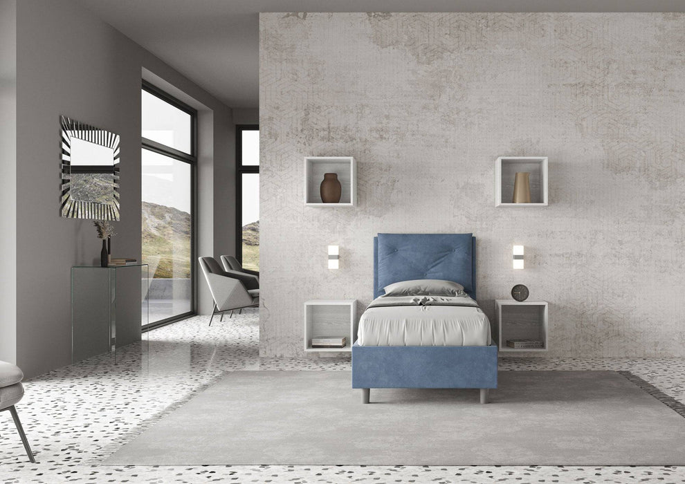 Letto singolo Appia blu in una camera moderna con pareti grigie, mensole bianche e dettagli decorativi raffinati.