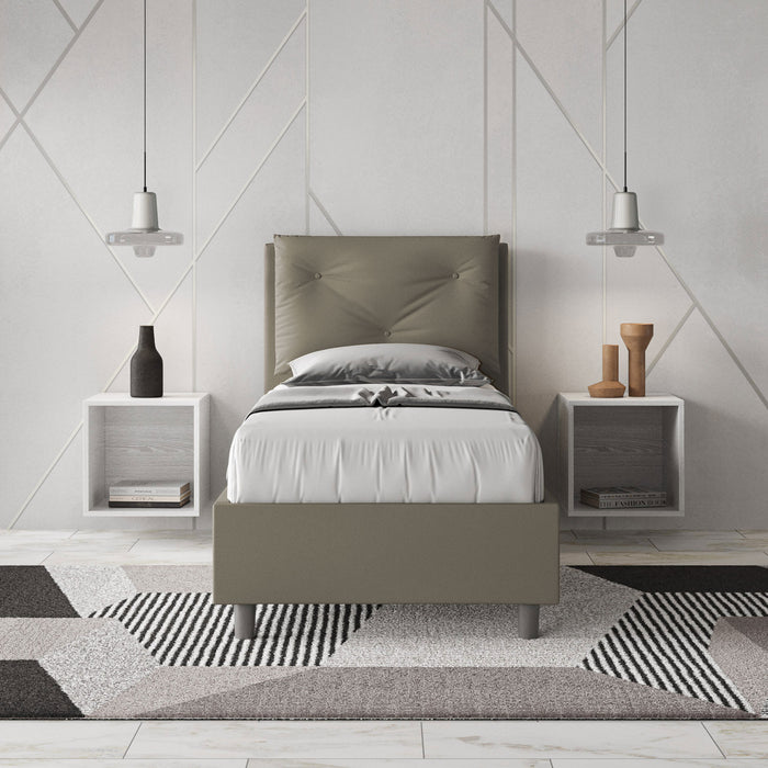 Letto singolo Appia grigio scuro in similpelle, in camera moderna con design geometrico e arredi sospesi