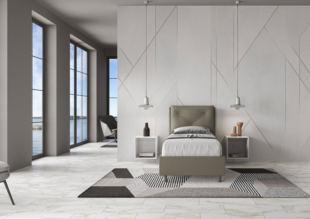Letto singolo imbottito Appia grigio scuro con contenitore, ambientato in stanza luminosa con vista panoramica