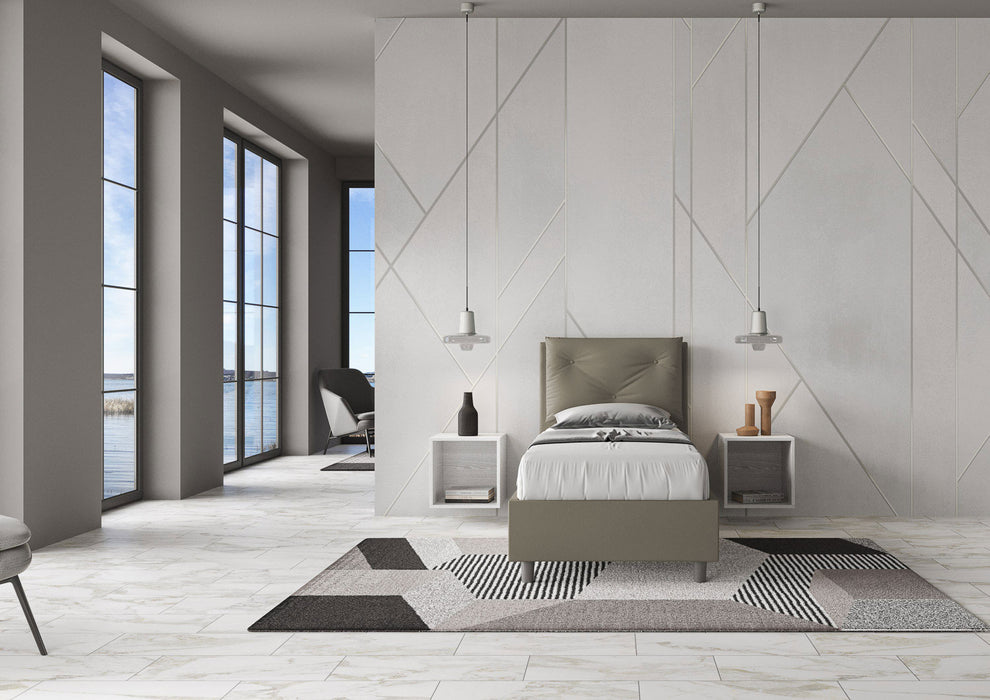 Letto singolo imbottito Appia grigio scuro con contenitore, ambientato in stanza luminosa con vista panoramica