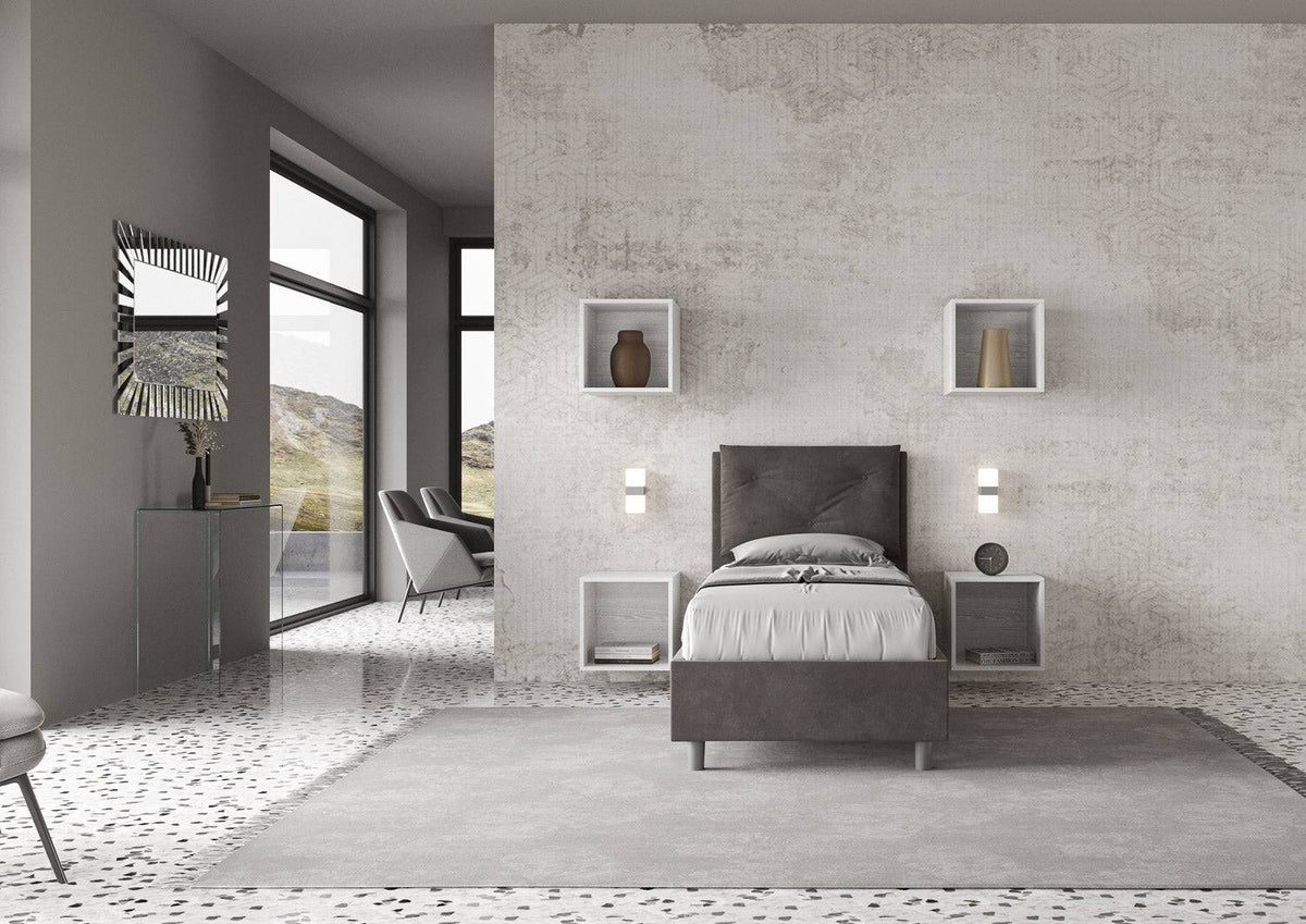 Letto singolo imbottito Appia 90x200 in microfibra grigia, inserito in camera moderna con arredi sospesi e pareti neutre ITYHOME.