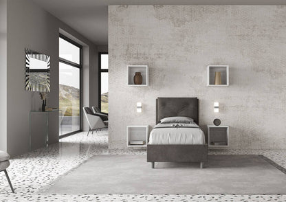 Letto singolo imbottito Appia 90x200 in microfibra grigia, inserito in camera moderna con arredi sospesi e pareti neutre ITYHOME.