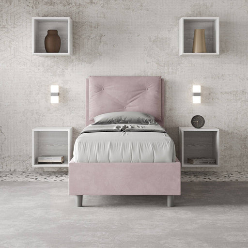 Letto singolo Appia rosa in una camera moderna con pareti grigie, mensole bianche e dettagli decorativi eleganti.