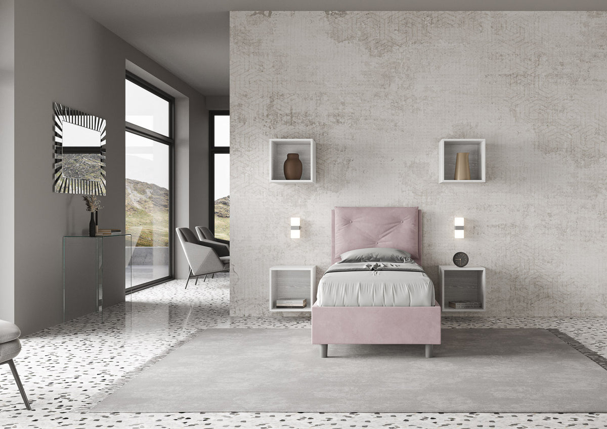 Letto singolo imbottito Appia rosa cipria 80x190 in microfibra, perfetto per ambienti contemporanei con pavimento a mosaico e luce naturale.