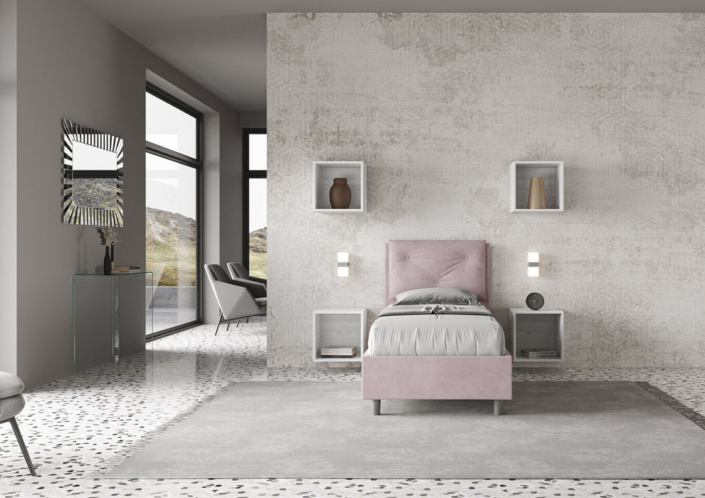 Letto singolo imbottito Appia rosa cipria 80x190 in microfibra, perfetto per ambienti contemporanei con pavimento a mosaico e luce naturale.