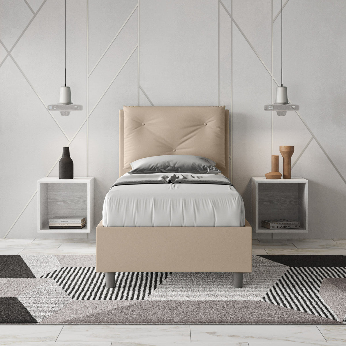 Letto singolo Appia beige in similpelle, inserito in camera moderna con comodini sospesi e tappeto geometrico in toni neutri