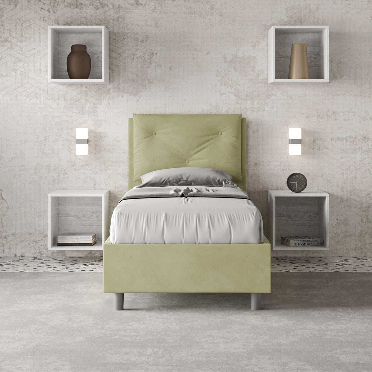 Letto singolo Appia verde salvia in microfibra con testata imbottita, ambientato in una stanza moderna con nicchie decorative a parete.